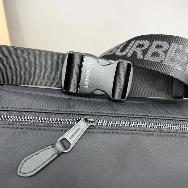 【2026】【BURBERRY 公式旗艦店】バーバリー 胸ポケット 当日出荷 好評に付き再入荷!30*14CM 【2026】【BURBERRY 公式旗艦店】バーバリー 胸ポケット 当日出荷 好評に付き再入荷!30*14CM