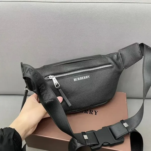 【2026】【BURBERRY 公式旗艦店】バーバリー 胸ポケット 当日出荷 好評に付き再入荷!28*19CM 【2026】【BURBERRY 公式旗艦店】バーバリー 胸ポケット 当日出荷 好評に付き再入荷!28*19CM