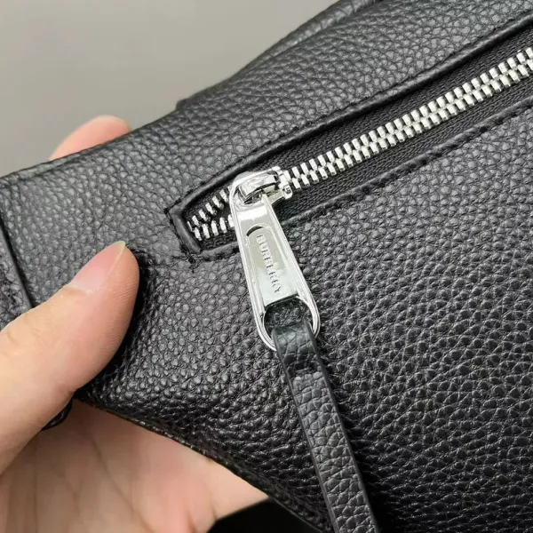 【2026】【BURBERRY 公式旗艦店】バーバリー 胸ポケット 当日出荷 好評に付き再入荷!28*19CM 【2026】【BURBERRY 公式旗艦店】バーバリー 胸ポケット 当日出荷 好評に付き再入荷!28*19CM