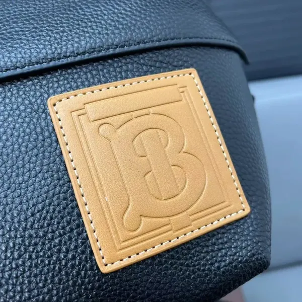 【2026】【BURBERRY 公式旗艦店】バーバリー 胸ポケット 当日出荷 好評に付き再入荷!28*19CM 【2026】【BURBERRY 公式旗艦店】バーバリー 胸ポケット 当日出荷 好評に付き再入荷!28*19CM