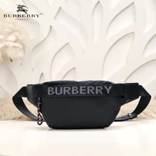 【2026】【BURBERRY 公式旗艦店】バーバリー クラッチバッグ  当日出荷 好評に付き再入荷！30*18*16CM