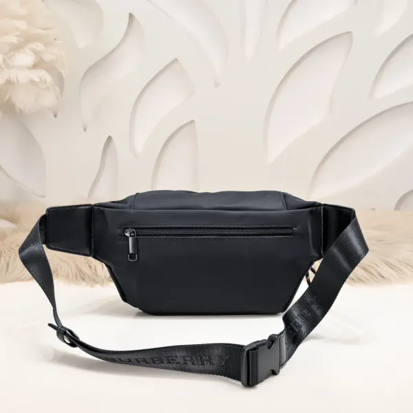 【2026】【BURBERRY 公式旗艦店】バーバリー クラッチバッグ  当日出荷 好評に付き再入荷！30*18*16CM