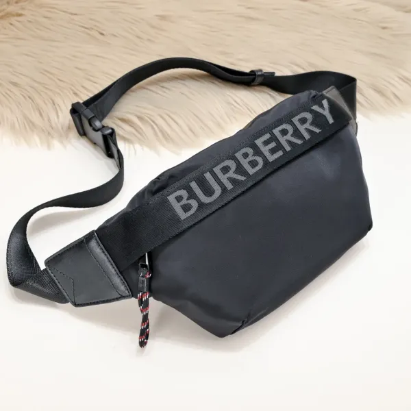 【2026】【BURBERRY 公式旗艦店】バーバリー クラッチバッグ  当日出荷 好評に付き再入荷！30*18*16CM