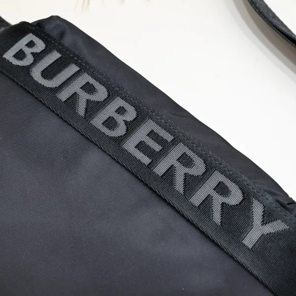 【2026】【BURBERRY 公式旗艦店】バーバリー クラッチバッグ  当日出荷 好評に付き再入荷！30*18*16CM