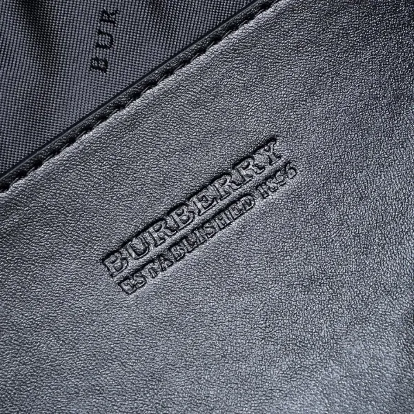 【2026】【BURBERRY 公式旗艦店】バーバリー クラッチバッグ  当日出荷 好評に付き再入荷！30*18*16CM