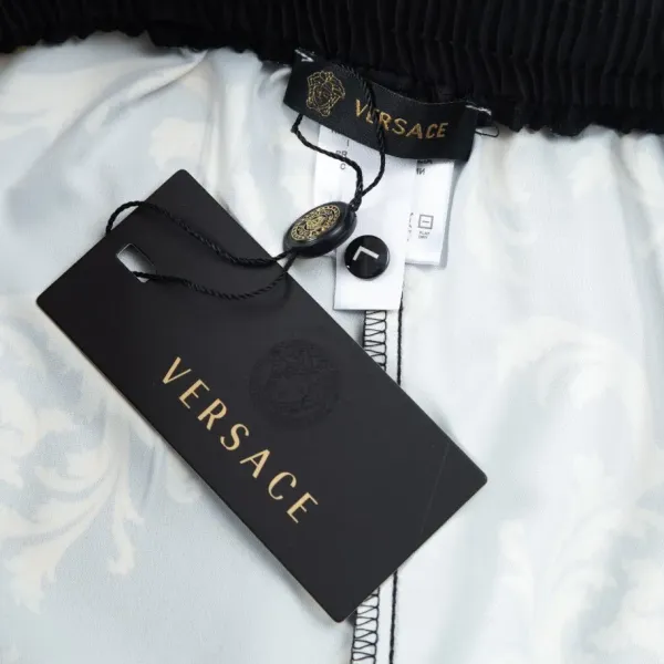 【2026】【VERSACE 公式旗艦店】ヴェルサーチ ショートパンツ ご好評に付き再入荷! 【2026】【VERSACE 公式旗艦店】ヴェルサーチ ショートパンツ ご好評に付き再入荷!
