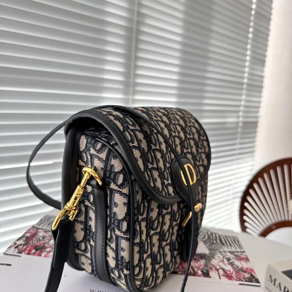 【2026】【DIOR公式旗艦店】ディオール  斜めがけバッグ当日出荷 好評に付き再入荷！23.5*13CM