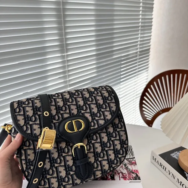 【2026】【DIOR公式旗艦店】ディオール  斜めがけバッグ当日出荷 好評に付き再入荷！23.5*13CM