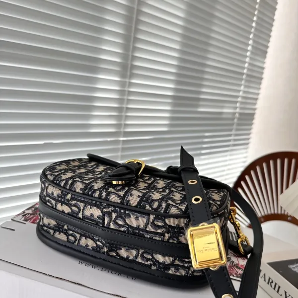 【2026】【DIOR公式旗艦店】ディオール  斜めがけバッグ当日出荷 好評に付き再入荷！23.5*13CM