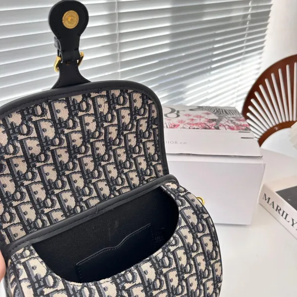 【2026】【DIOR公式旗艦店】ディオール  斜めがけバッグ当日出荷 好評に付き再入荷！23.5*13CM