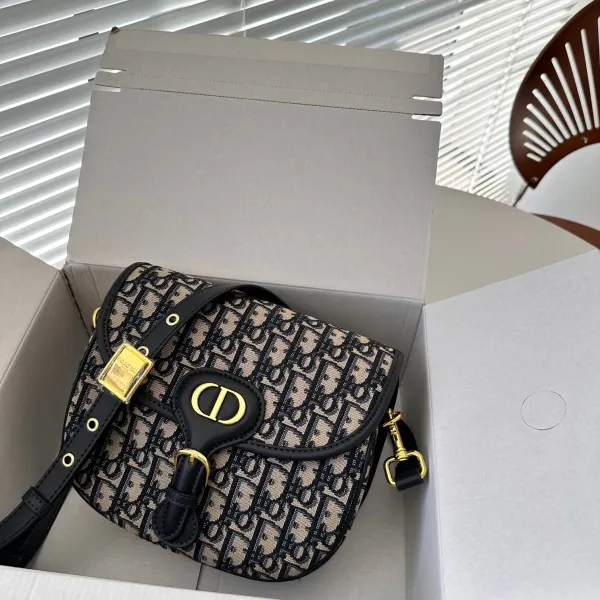 【2026】【DIOR公式旗艦店】ディオール  斜めがけバッグ当日出荷 好評に付き再入荷！23.5*13CM
