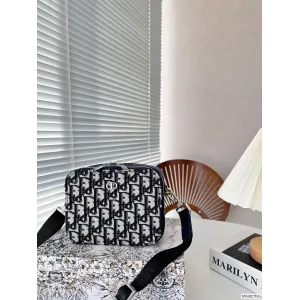 【2026】【DIOR公式旗艦店】ディオール 斜めがけバッグ 当日出荷 好評に付き再入荷!17*13CM 【2026】【DIOR公式旗艦店】ディオール 斜めがけバッグ 当日出荷 好評に付き再入荷!17*13CM