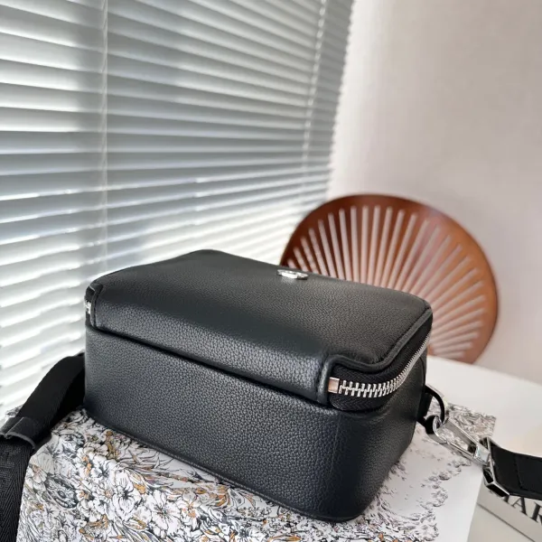 【2026】【DIOR公式旗艦店】ディオール 斜めがけバッグ 当日出荷 好評に付き再入荷!17*13CM 【2026】【DIOR公式旗艦店】ディオール 斜めがけバッグ 当日出荷 好評に付き再入荷!17*13CM