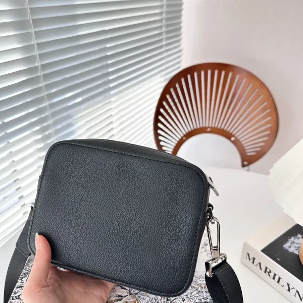 【2026】【DIOR公式旗艦店】ディオール 斜めがけバッグ 当日出荷 好評に付き再入荷!17*13CM 【2026】【DIOR公式旗艦店】ディオール 斜めがけバッグ 当日出荷 好評に付き再入荷!17*13CM