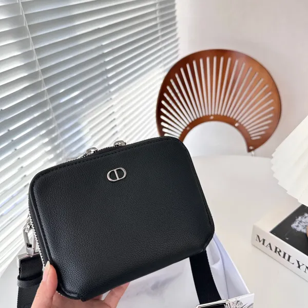 【2026】【DIOR公式旗艦店】ディオール 斜めがけバッグ 当日出荷 好評に付き再入荷!17*13CM 【2026】【DIOR公式旗艦店】ディオール 斜めがけバッグ 当日出荷 好評に付き再入荷!17*13CM