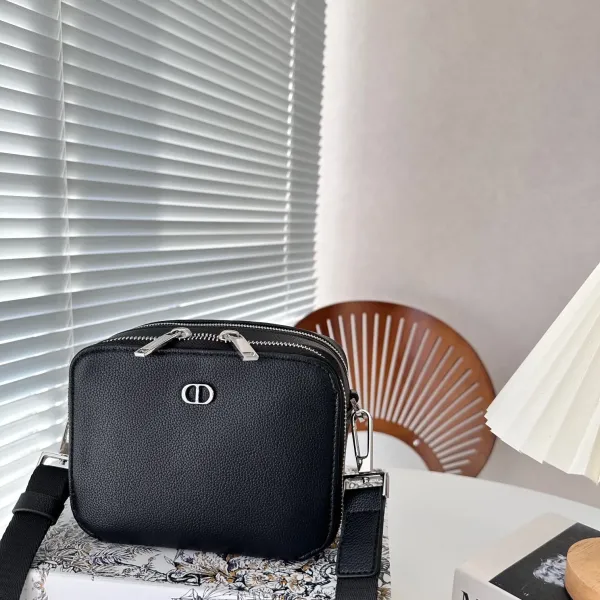 【2026】【DIOR公式旗艦店】ディオール 斜めがけバッグ 当日出荷 好評に付き再入荷!17*13CM 【2026】【DIOR公式旗艦店】ディオール 斜めがけバッグ 当日出荷 好評に付き再入荷!17*13CM