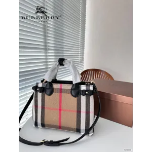 【2026】【BURBERRY 公式旗艦店】バーバリー 斜めがけバッグ 当日出荷 好評に付き再入荷!24*20CM 【2026】【BURBERRY 公式旗艦店】バーバリー 斜めがけバッグ 当日出荷 好評に付き再入荷!24*20CM