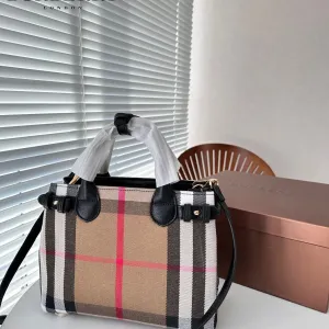 【2026】【BURBERRY 公式旗艦店】バーバリー 斜めがけバッグ 当日出荷 好評に付き再入荷!24*20CM 【2026】【BURBERRY 公式旗艦店】バーバリー 斜めがけバッグ 当日出荷 好評に付き再入荷!24*20CM