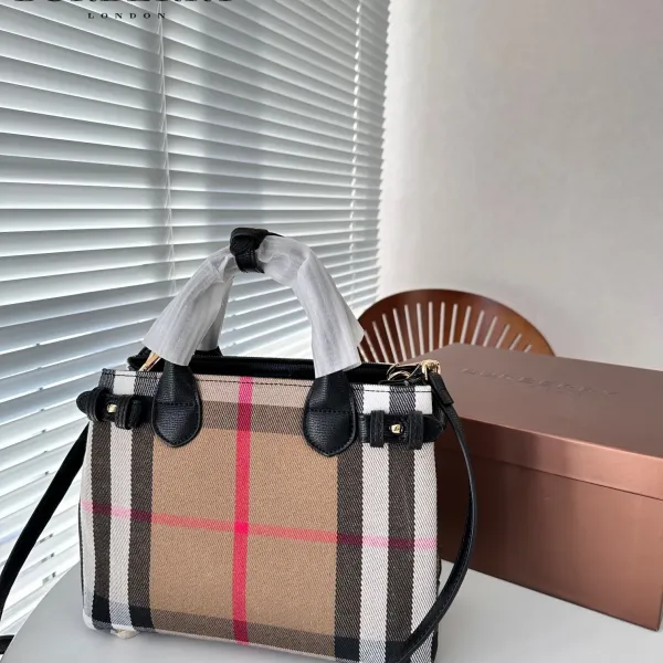 【2026】【BURBERRY 公式旗艦店】バーバリー 斜めがけバッグ 当日出荷 好評に付き再入荷!24*20CM 【2026】【BURBERRY 公式旗艦店】バーバリー 斜めがけバッグ 当日出荷 好評に付き再入荷!24*20CM