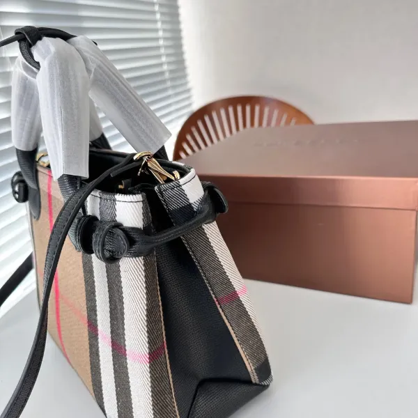 【2026】【BURBERRY 公式旗艦店】バーバリー 斜めがけバッグ 当日出荷 好評に付き再入荷!24*20CM 【2026】【BURBERRY 公式旗艦店】バーバリー 斜めがけバッグ 当日出荷 好評に付き再入荷!24*20CM