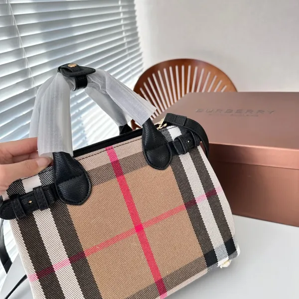 【2026】【BURBERRY 公式旗艦店】バーバリー 斜めがけバッグ 当日出荷 好評に付き再入荷!24*20CM 【2026】【BURBERRY 公式旗艦店】バーバリー 斜めがけバッグ 当日出荷 好評に付き再入荷!24*20CM