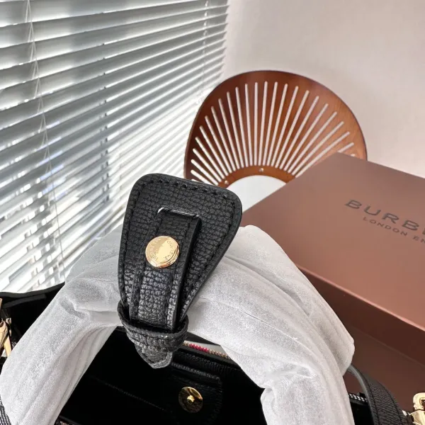 【2026】【BURBERRY 公式旗艦店】バーバリー 斜めがけバッグ 当日出荷 好評に付き再入荷!24*20CM 【2026】【BURBERRY 公式旗艦店】バーバリー 斜めがけバッグ 当日出荷 好評に付き再入荷!24*20CM