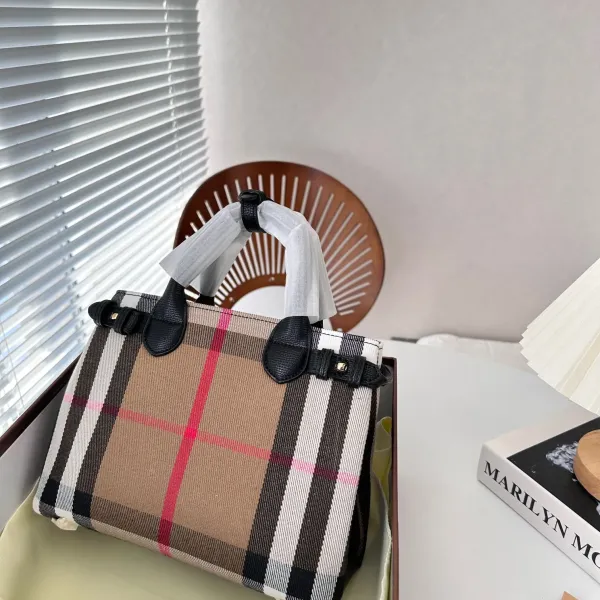 【2026】【BURBERRY 公式旗艦店】バーバリー 斜めがけバッグ 当日出荷 好評に付き再入荷!24*20CM 【2026】【BURBERRY 公式旗艦店】バーバリー 斜めがけバッグ 当日出荷 好評に付き再入荷!24*20CM