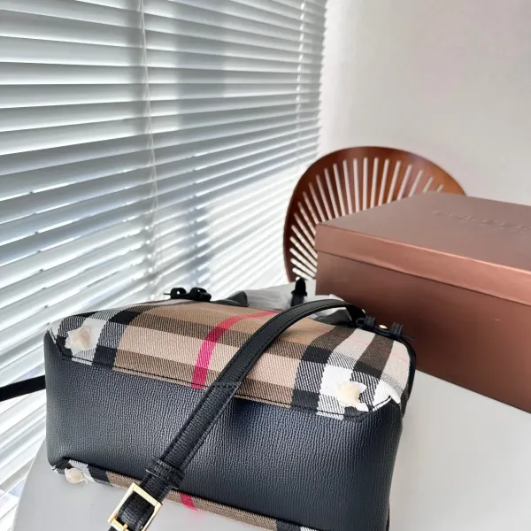 【2026】【BURBERRY 公式旗艦店】バーバリー 斜めがけバッグ 当日出荷 好評に付き再入荷!24*20CM 【2026】【BURBERRY 公式旗艦店】バーバリー 斜めがけバッグ 当日出荷 好評に付き再入荷!24*20CM