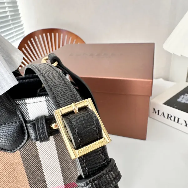 【2026】【BURBERRY 公式旗艦店】バーバリー 斜めがけバッグ 当日出荷 好評に付き再入荷!24*20CM 【2026】【BURBERRY 公式旗艦店】バーバリー 斜めがけバッグ 当日出荷 好評に付き再入荷!24*20CM