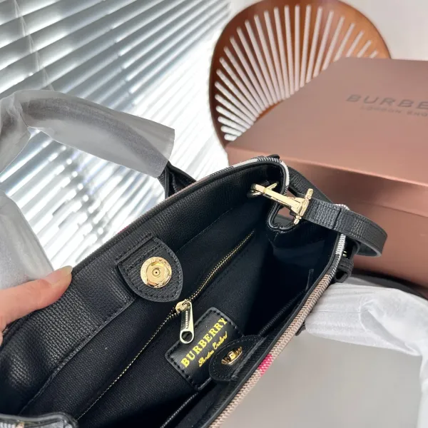 【2026】【BURBERRY 公式旗艦店】バーバリー 斜めがけバッグ 当日出荷 好評に付き再入荷!24*20CM 【2026】【BURBERRY 公式旗艦店】バーバリー 斜めがけバッグ 当日出荷 好評に付き再入荷!24*20CM