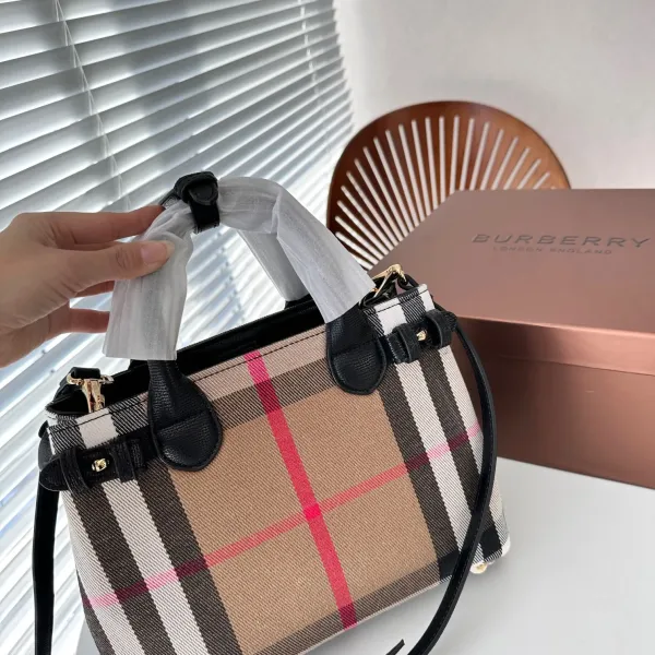 【2026】【BURBERRY 公式旗艦店】バーバリー 斜めがけバッグ 当日出荷 好評に付き再入荷!24*20CM 【2026】【BURBERRY 公式旗艦店】バーバリー 斜めがけバッグ 当日出荷 好評に付き再入荷!24*20CM