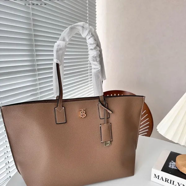 【2026】【BURBERRY 公式旗艦店】バーバリー  ハンドバッグ 当日出荷 好評に付き再入荷！34*28CM