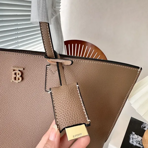 【2026】【BURBERRY 公式旗艦店】バーバリー  ハンドバッグ 当日出荷 好評に付き再入荷！34*28CM