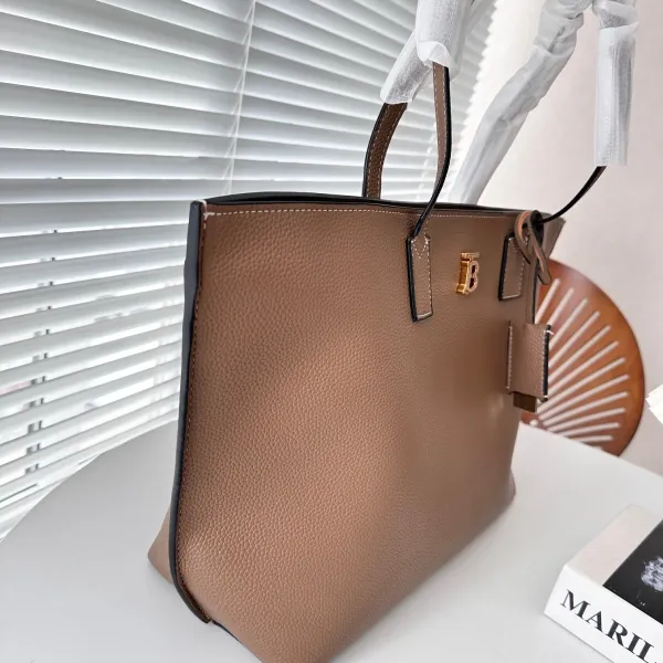【2026】【BURBERRY 公式旗艦店】バーバリー  ハンドバッグ 当日出荷 好評に付き再入荷！34*28CM