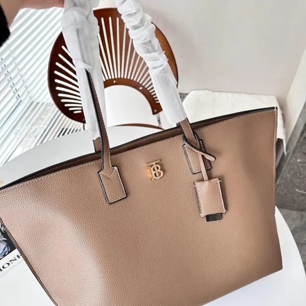【2026】【BURBERRY 公式旗艦店】バーバリー  ハンドバッグ 当日出荷 好評に付き再入荷！34*28CM