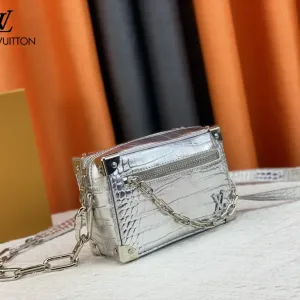 【2026】LV【LOUIS VUITTON 公式旗艦店】ルイヴィトン 斜めがけバッグ当日出荷 好評に付き再入荷!18.5*13*8CM 【2026】LV【LOUIS VUITTON 公式旗艦店】ルイヴィトン 斜めがけバッグ当日出荷 好評に付き再入荷!18.5*13*8CM