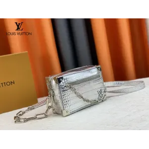 【2026】LV【LOUIS VUITTON 公式旗艦店】ルイヴィトン  斜めがけバッグ当日出荷 好評に付き再入荷！18.5*13*8CM