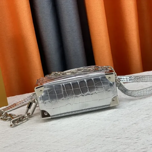 【2026】LV【LOUIS VUITTON 公式旗艦店】ルイヴィトン 斜めがけバッグ当日出荷 好評に付き再入荷!18.5*13*8CM 【2026】LV【LOUIS VUITTON 公式旗艦店】ルイヴィトン 斜めがけバッグ当日出荷 好評に付き再入荷!18.5*13*8CM