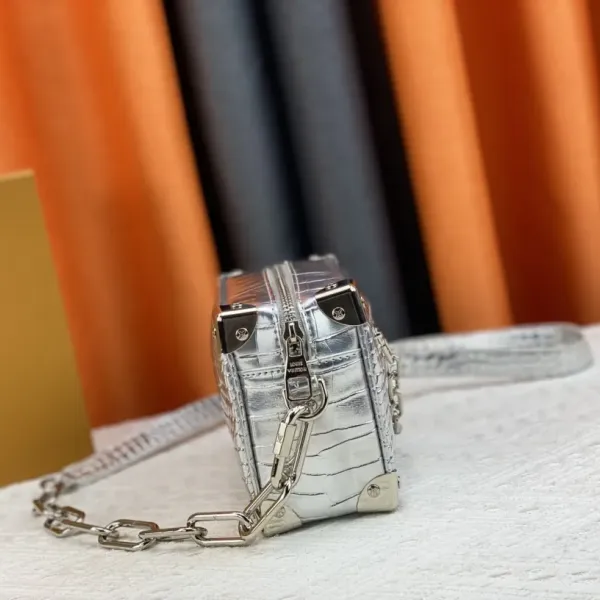 【2026】LV【LOUIS VUITTON 公式旗艦店】ルイヴィトン 斜めがけバッグ当日出荷 好評に付き再入荷!18.5*13*8CM 【2026】LV【LOUIS VUITTON 公式旗艦店】ルイヴィトン 斜めがけバッグ当日出荷 好評に付き再入荷!18.5*13*8CM
