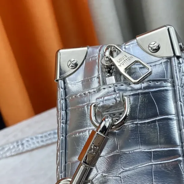 【2026】LV【LOUIS VUITTON 公式旗艦店】ルイヴィトン 斜めがけバッグ当日出荷 好評に付き再入荷!18.5*13*8CM 【2026】LV【LOUIS VUITTON 公式旗艦店】ルイヴィトン 斜めがけバッグ当日出荷 好評に付き再入荷!18.5*13*8CM