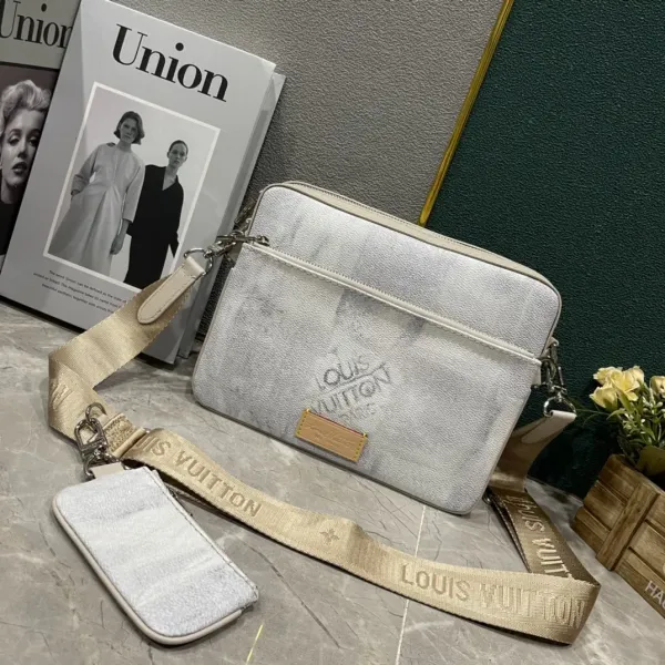 【2026】【LOUIS VUITTON 公式旗艦店】ルイヴィトン 斜めがけバッグ当日出荷 好評に付き再入荷!25*18*4CM 【2026】【LOUIS VUITTON 公式旗艦店】ルイヴィトン 斜めがけバッグ当日出荷 好評に付き再入荷!25*18*4CM