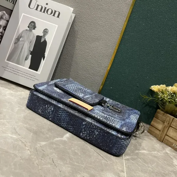 【2026】【LOUIS VUITTON 公式旗艦店】ルイヴィトン 斜めがけバッグ当日出荷 好評に付き再入荷!25*18*4CM 【2026】【LOUIS VUITTON 公式旗艦店】ルイヴィトン 斜めがけバッグ当日出荷 好評に付き再入荷!25*18*4CM