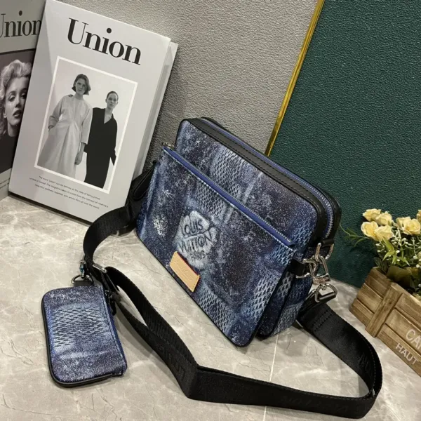 【2026】【LOUIS VUITTON 公式旗艦店】ルイヴィトン 斜めがけバッグ当日出荷 好評に付き再入荷!25*18*4CM 【2026】【LOUIS VUITTON 公式旗艦店】ルイヴィトン 斜めがけバッグ当日出荷 好評に付き再入荷!25*18*4CM