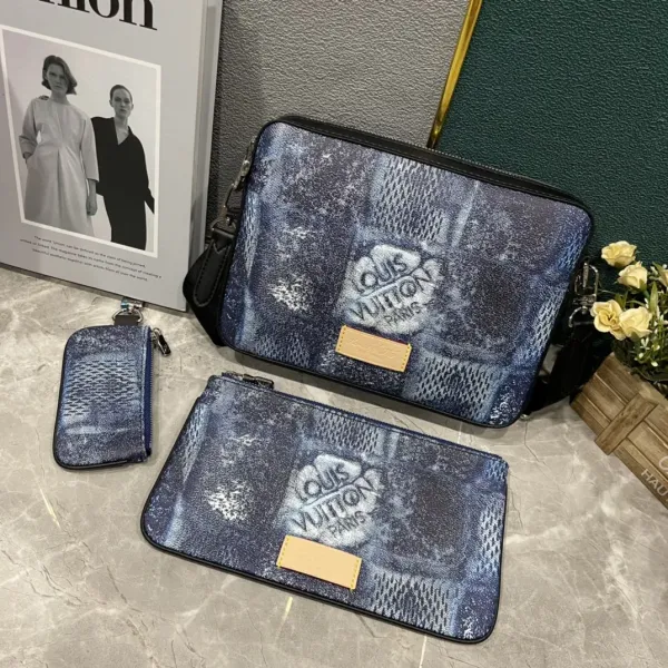 【2026】【LOUIS VUITTON 公式旗艦店】ルイヴィトン 斜めがけバッグ当日出荷 好評に付き再入荷!25*18*4CM 【2026】【LOUIS VUITTON 公式旗艦店】ルイヴィトン 斜めがけバッグ当日出荷 好評に付き再入荷!25*18*4CM