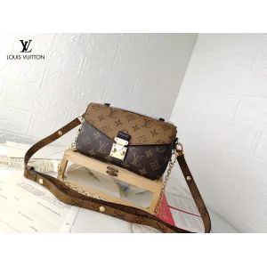 【2026】LV【LOUIS VUITTON 公式旗艦店】ルイヴィトン  斜めがけバッグ当日出荷 好評に付き再入荷！21.5*6*13.5CM