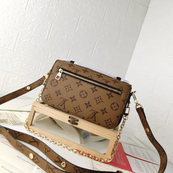 【2026】LV【LOUIS VUITTON 公式旗艦店】ルイヴィトン  斜めがけバッグ当日出荷 好評に付き再入荷！21.5*6*13.5CM
