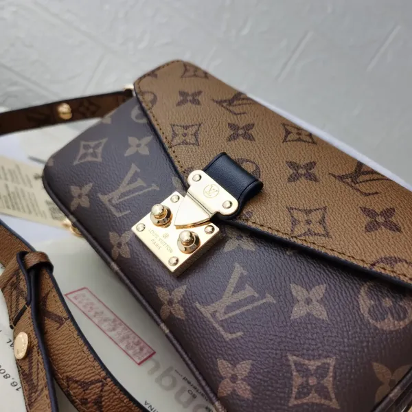 【2026】LV【LOUIS VUITTON 公式旗艦店】ルイヴィトン  斜めがけバッグ当日出荷 好評に付き再入荷！21.5*6*13.5CM