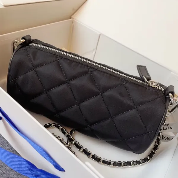 【2026】【PRADA 公式旗艦店】プラダ  斜めがけバッグ 当日出荷 好評に付き再入荷！21*11CM