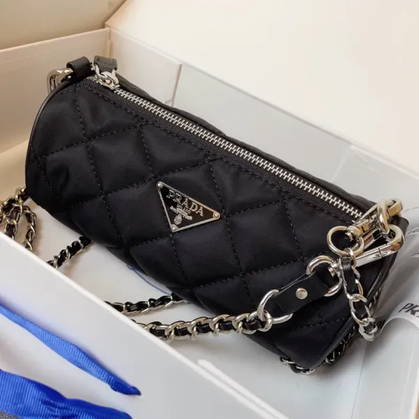 【2026】【PRADA 公式旗艦店】プラダ  斜めがけバッグ 当日出荷 好評に付き再入荷！21*11CM
