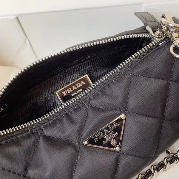 【2026】【PRADA 公式旗艦店】プラダ  斜めがけバッグ 当日出荷 好評に付き再入荷！21*11CM
